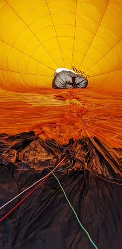 Hochformatiger Blick in den Heißluftballon, der noch am Boden liegt und sich mit Luft füllt