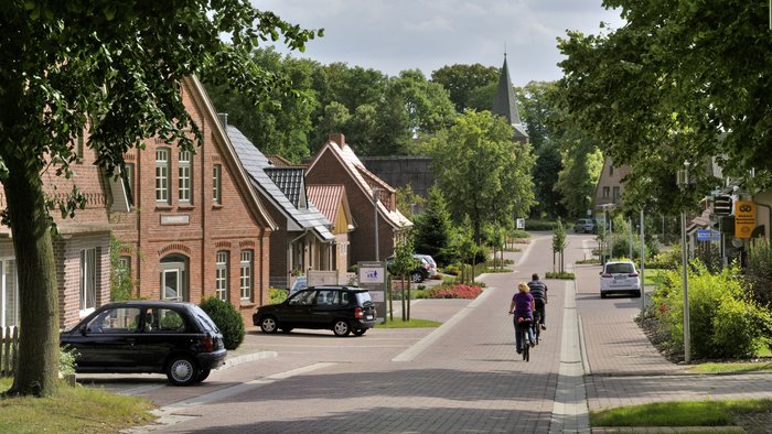 Das Mehrgenerationenhaus Koopmannhof an der ruhigen Hauptstraße im Ortskern von Oerel