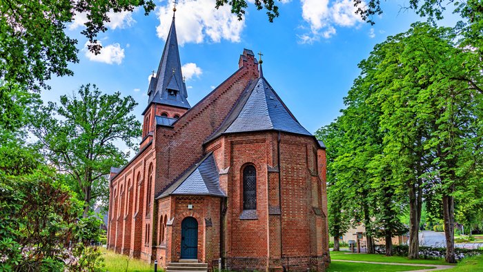 Die Sankt-Antonius-Kirche aus Backstein in Fintel, gesehen von der Rückseite