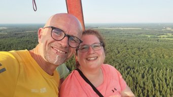 Selfie von Udo und Verena, die im Heißluftballon glücklich lächeln