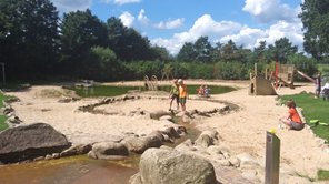 Riesiger Wasserspielplatz in Farven vor strahlend blauem Himmel