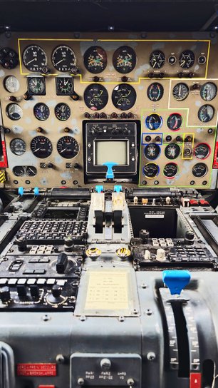 Blick im Hochformat auf das Cockpit der Transall