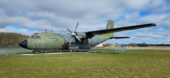 Blick leicht seitlich auf das Flugzeug Transall an einem sonnigen Tag