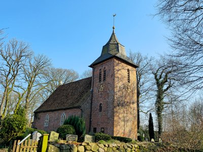 Oeser Kirche von der hinteren Pforte gesehen, die auf den Friedhof führt
