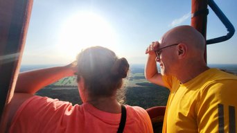 Udo und Verena schauen in unterschiedliche Richtungen und schützen ihre Augen vor der Sonne
