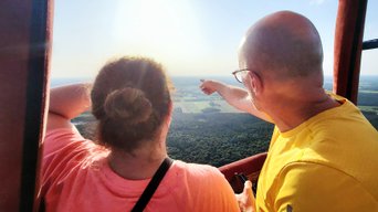 Udo zeigt auf etwas in der Landschaft, Verena schaut dorthin
