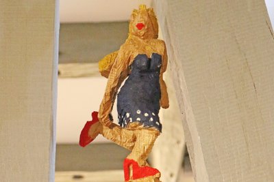 Dame aus Holz mit Blaudruck-Malerei
