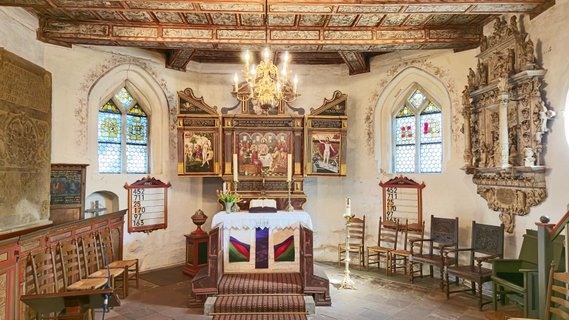 Frontaler Blick auf den Altarraum in der Oeser Kirche