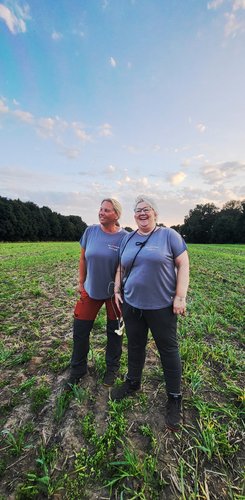 Frauen voll Power vom Verfolgerteam stehen auf dem Landefeld