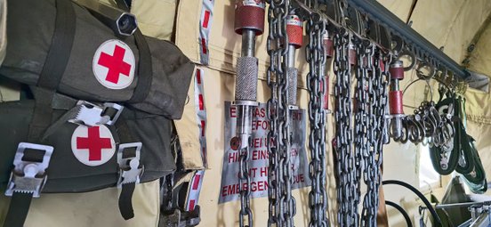 An der Wand der Transall hängen Verzurr-Ketten und Erste-Hilfe-Taschen