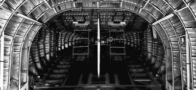 Der Blick in die geschlossene Laderampe in schwarz-weiß