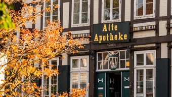 Blick auf die Alte Apotheke in Rotenburg im Herbst