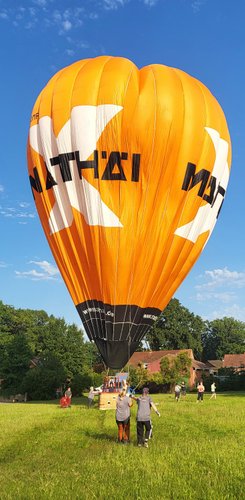 Der hat sich aufgerichtet und ist kurz vor dem Abheben