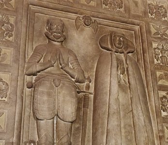 Teil der steinernen Grabplatte vom Ehepaar von Issendorff, auf dem die beiden mit vor der Brust gehaltenen Händen zu sehen sind