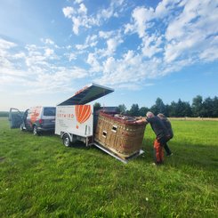 Der Korb wird von Miro wird auf den Anhänger geschoben