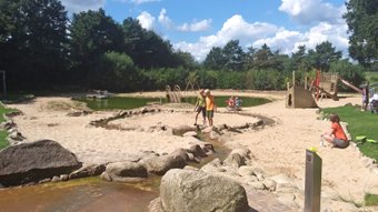 Riesiger Wasserspielplatz in Farven vor strahlend blauem Himmel