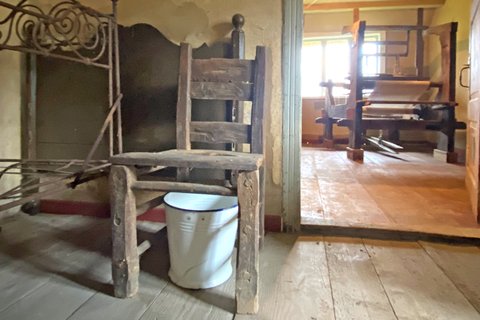 Historischer Toilettenstuhl in einer Kammer von Eckes Hus Ostereistedt