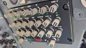 Weiße Drehschalter mit schwarzen Pfeilen im Cockpit der Transall