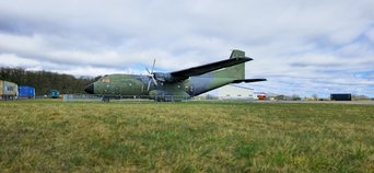 Aus der Froschperspektive ist die Transall von der Seite zu sehen