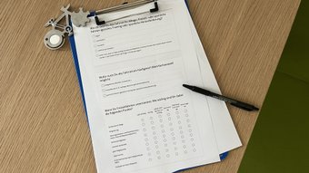 Ein Ausdruck eines Umfrage-Formulars liegt in einem Klemmbrett bereit zum Ausfüllen