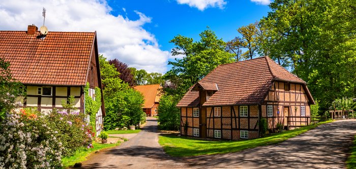 Historische Fachwerkgebäude mit der Wassermühle Federlohmühlen an einem geschwungenen Weg