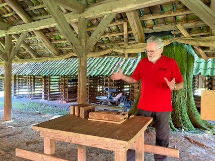 Frank von Marillac erklärt Formtisch und Werkzeug