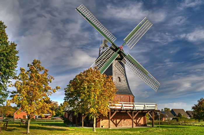 Blick auf die historische Windmühle Elisabeth im Abendlicht und vor dramatischem Himmel