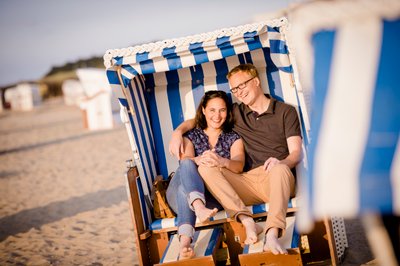 Ein Paar genießt die Sonne im Strandkorb an der Nordsee
