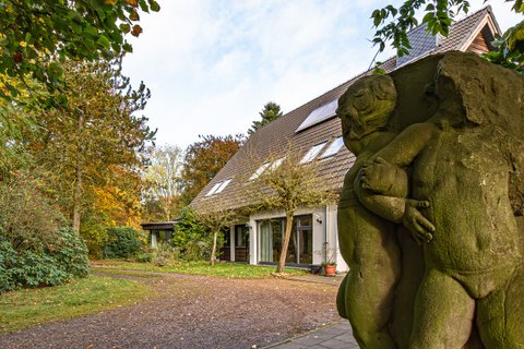 Herbstliche Außenansicht des Hauses Kreienhoop, das dem Schriftsteller Walter Kempowski gehört hat