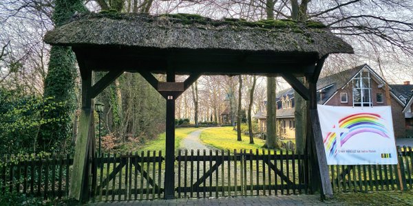 Ein Holztor dient als Einfahrt zur Kirche