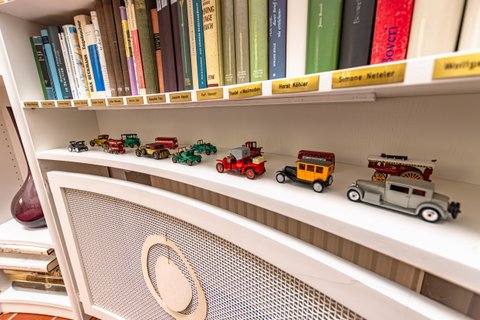 Modellautos und Namensplaketten im Turmzimmer von Haus Kreienhoop
