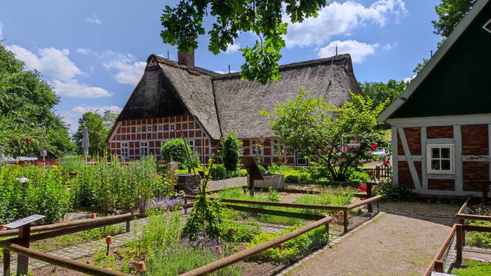 Der Apothekergarten vor dem historischen am Haus am See in Bremervörde