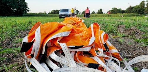 Der Heißluftballon liegt am Boden, im Hintergrund ist das Auto von SkyMiro zu sehen