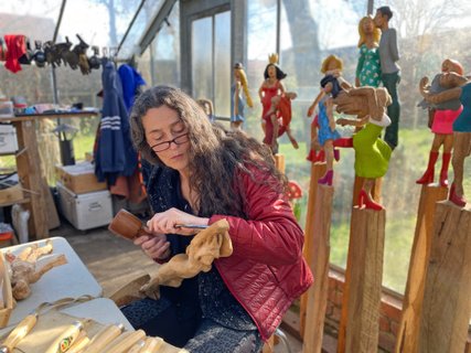 Ragna bearbeitet eine Dame aus Holz 