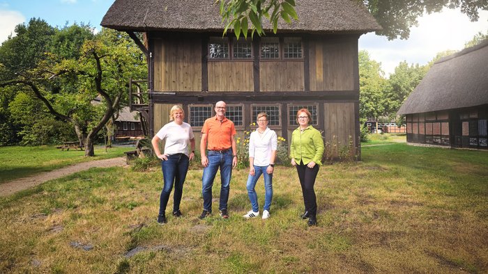 Das Team des Touristikverbands Landkreis Rotenburg (Wümme) steht vor dem Honigspeicher am Heimathaus Rotenburg