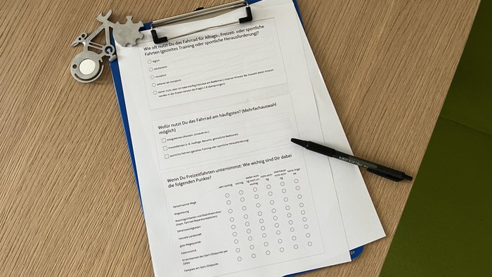 Ein Ausdruck eines Umfrage-Formulars liegt in einem Klemmbrett bereit zum Ausfüllen