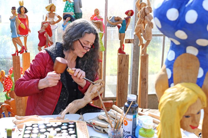 Die Schnitzerin in ihrem Atelier