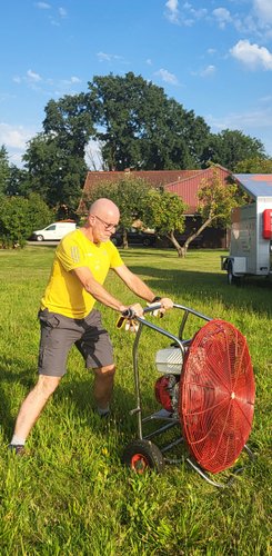 Udo macht Späße an einem großen roten Ventilator
