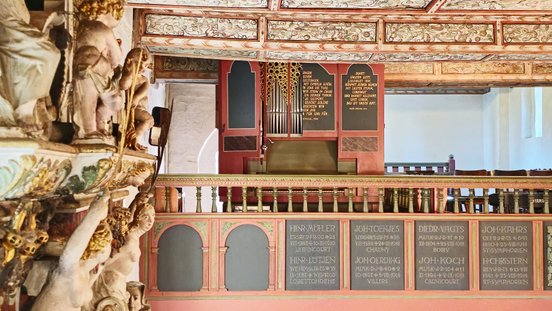 Engel vor der Empore mit der Orgel