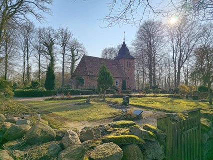 Kirche in Oese mit umlaufendem Friedhof und Trockenmauer