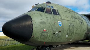 Die Schnauze der Transall mit dem Cockpit ist matt-grün mit einer schwarzen Spitze