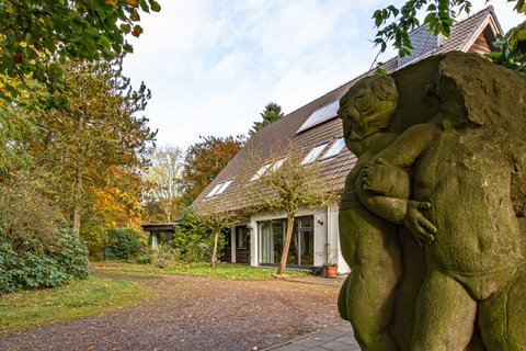 Herbstliche Außenansicht des Hauses Kreienhoop, das dem Schriftsteller Walter Kempowski gehört hat