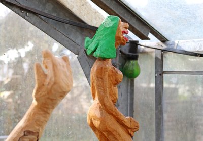 Nackt und grün am Rocken