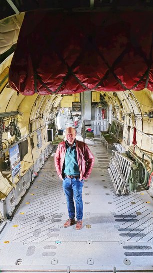 Achim lacht herzlich beim Fotoshooting im Laderaum der Transall