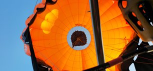 Der Heißluftballon bei der Landung, er fällt, oben, leicht geöffnet, schon zusammen