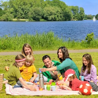 Großes Picknick zweier Familien am sommerlichen Vörder See in Bremervörde