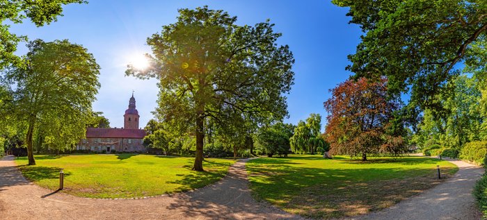 Panorama-Ansicht vom Zevener Stadtpark mit dem Kloster im Hintergrund