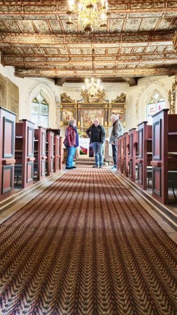 Blick aus der Froschperspektive in den Altarraum der Oeser Kirche