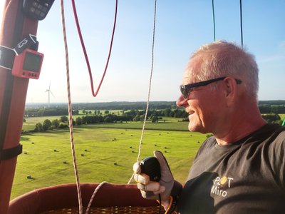 Miro spricht in ein Funkgerät, über das er sich mit dem Bodenteam austauscht, und schaut nach einem Landeplatz