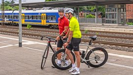 Zwei Rennradfahrer stehen auf dem Bahnsteig in Rotenburg (Wümme) und starten eine Tour
